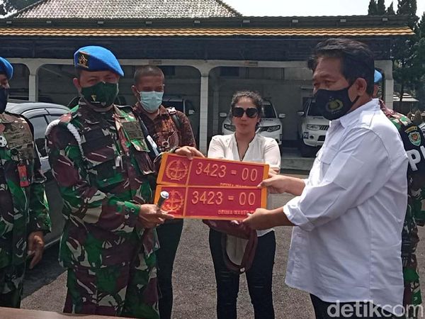 Ini Wanita yang Pamer Pelat Dinas TNI Palsu
