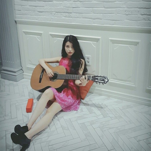 Idol K-pop wanita yang bisa main gitar: IU