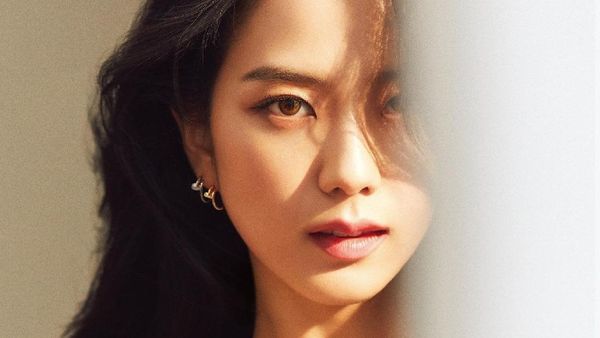 8 Foto Jisoo BLACKPINK Jadi Wanita Tercantik di Dunia, Dilraba Dilmurat Kalah