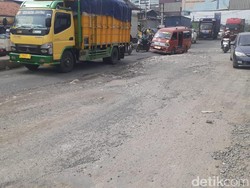 Jl Raya Industri Kabupaten Bekasi Ini Hancur, Truk-truk Berguncang