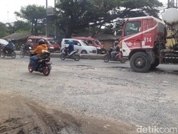 Jl Raya Industri Kabupaten Bekasi Hancur, Warga: Cepat Dibenerin!