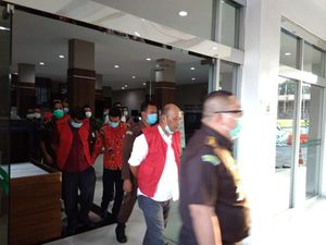 Kejatisu Tahan 3 Tersangka Kasus Korupsi Proyek Jalan Rp 1 Miliar Kejatisu Tahan 3 Tersangka Kasus Korupsi Proyek Jalan Rp 1 Miliar