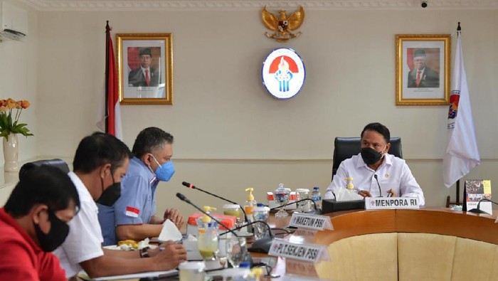 Menpora Zaininudin Amali bertemu Direktur Teknik PSSI Indra Sjafri, Pelaksana Tugas (Plt) Sekjen PSSI Yunus Nusi, Waketum PSSI Iwan Budianto, Deputi Sekjen Desi Afrianto, Asisten Pelatih Timnas Indonesia Nova Arianto, dan Ketua Panitia Pelaksana Laga uji coba Timnas Albinus Lauren Langga.