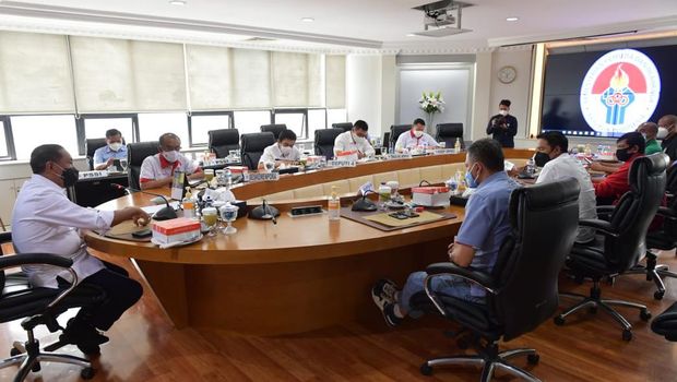 Menpora Zaininudin Amali bertemu Direktur Teknik PSSI Indra Sjafri, Pelaksana Tugas (Plt) Sekjen PSSI Yunus Nusi, Waketum PSSI Iwan Budianto, Deputi Sekjen Desi Afrianto, Asisten Pelatih Timnas Indonesia Nova Arianto, dan Ketua Panitia Pelaksana Laga uji coba Timnas Albinus Lauren Langga.