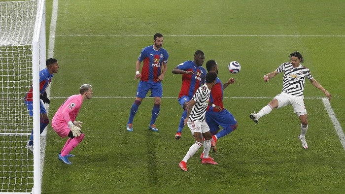 LONDON, ENGLAND - MARCH 03: Edinson Cavani of Manchester United shoots during the Premier League match between Crystal Palace and Manchester United at Selhurst Park on March 03, 2021 in London, England. Sporting stadiums around the UK remain under strict restrictions due to the Coronavirus Pandemic as Government social distancing laws prohibit fans inside venues resulting in games being played behind closed doors. (Photo by Matthew Childs - Pool/Getty Images)