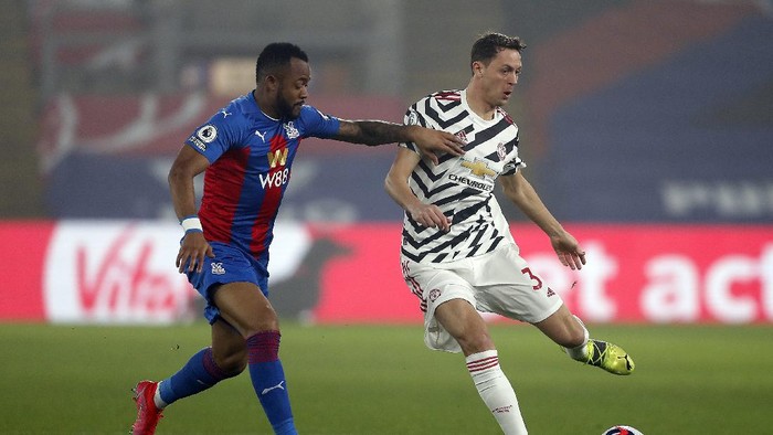 LONDON, ENGLAND - MARCH 03: Nemanja Matic of Manchester United makes a pass whilst under pressure from Jordan Ayew of Crystal Palace during the Premier League match between Crystal Palace and Manchester United at Selhurst Park on March 03, 2021 in London, England. Sporting stadiums around the UK remain under strict restrictions due to the Coronavirus Pandemic as Government social distancing laws prohibit fans inside venues resulting in games being played behind closed doors. (Photo by Matthew Childs - Pool/Getty Images)