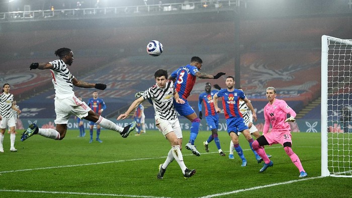 LONDON, ENGLAND - MARCH 03: Harry Maguire of Manchester United heads wide during the Premier League match between Crystal Palace and Manchester United at Selhurst Park on March 03, 2021 in London, England. Sporting stadiums around the UK remain under strict restrictions due to the Coronavirus Pandemic as Government social distancing laws prohibit fans inside venues resulting in games being played behind closed doors. (Photo by Mike Hewitt/Getty Images)
