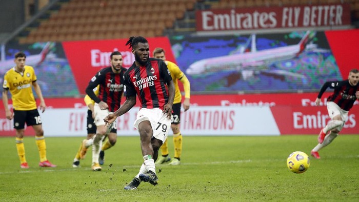 AC Milan midfielder Franck Kessie (79) scores the penalty spot during the Serie A soccer match between AC Milan and Udinese at the San Siro stadium, in Milan, Italy, Wednesday, March 3, 2021. (AP Photo/Antonio Calanni)
