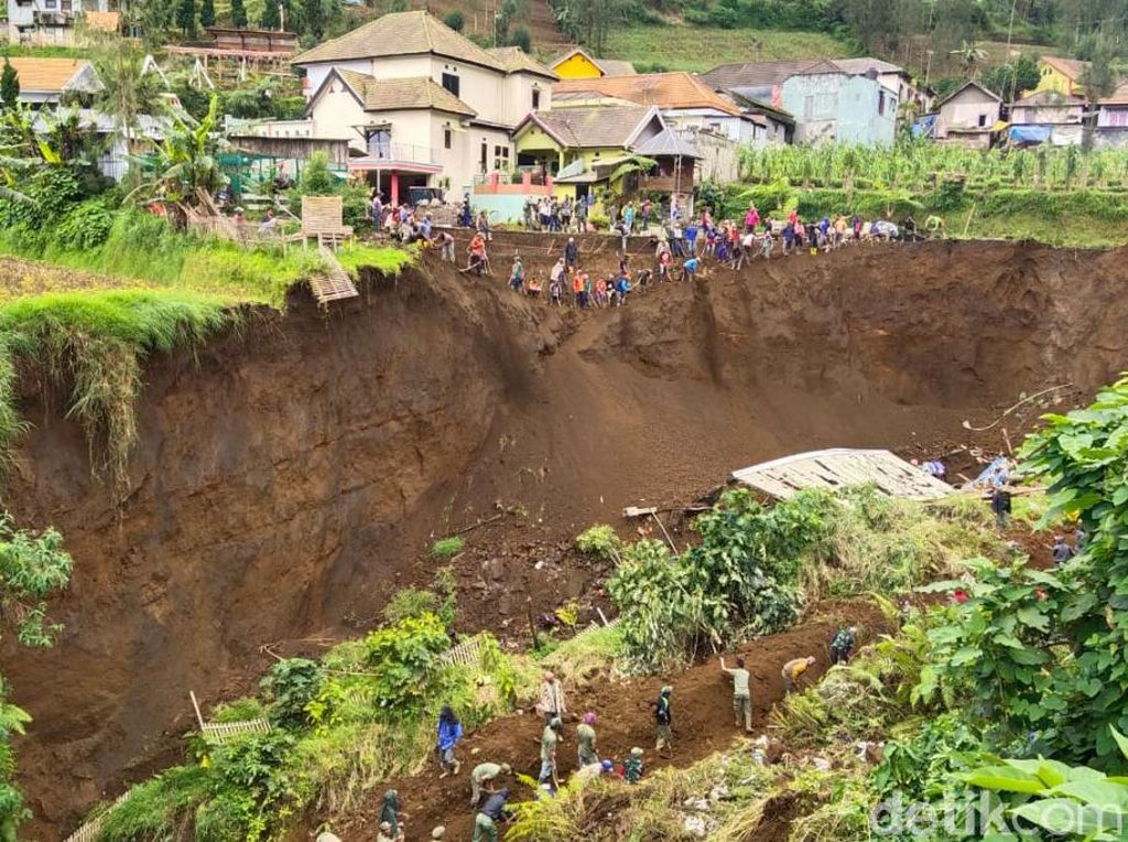 Warga Bangun Terasering di Lokasi Tebing 30 Meter yang Longsor di Pasuruan Warga Bangun Terasering di Lokasi Tebing 30 Meter yang Longsor di Pasuruan