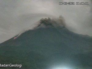 Gunung Merapi Luncurkan Puluhan Kali Guguran Lava Pijar