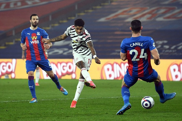 LONDON, ENGLAND - MARCH 03: Marcus Rashford of Manchester United shoots whilst under pressure from Gary Cahill of Crystal Palace during the Premier League match between Crystal Palace and Manchester United at Selhurst Park on March 03, 2021 in London, England. Sporting stadiums around the UK remain under strict restrictions due to the Coronavirus Pandemic as Government social distancing laws prohibit fans inside venues resulting in games being played behind closed doors. (Photo by Mike Hewitt/Getty Images)