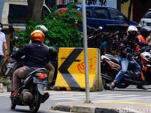 Masih Ada Pemotor Bandel Terobos Jalan Satu Arah di Blok A Jaksel