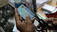 Meraup Rezeki Lewat Jasa Reparasi KTP di Kala Pandemi