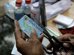 Meraup Rezeki Lewat Jasa Reparasi KTP di Kala Pandemi