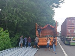 Muatan Pipa Besi Jatuh di Tol Waru-Perak, Kemacetan hingga 7 Km