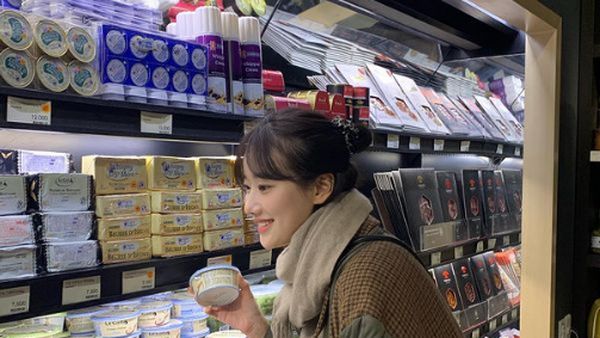 Yuk! Intip Naeun April Saat Makan Es Krim dan Belanja di Supermarket