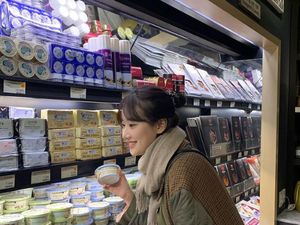 Yuk! Intip Naeun April Saat Makan Es Krim dan Belanja di Supermarket