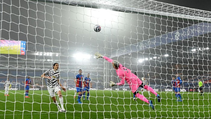 LONDON, ENGLAND - MARCH 03: Vicente Guaita of Crystal Palace saves a shot from Nemanja Matic of Manchester United (not pictured) during the Premier League match between Crystal Palace and Manchester United at Selhurst Park on March 03, 2021 in London, England. Sporting stadiums around the UK remain under strict restrictions due to the Coronavirus Pandemic as Government social distancing laws prohibit fans inside venues resulting in games being played behind closed doors. (Photo by Mike Hewitt/Getty Images)