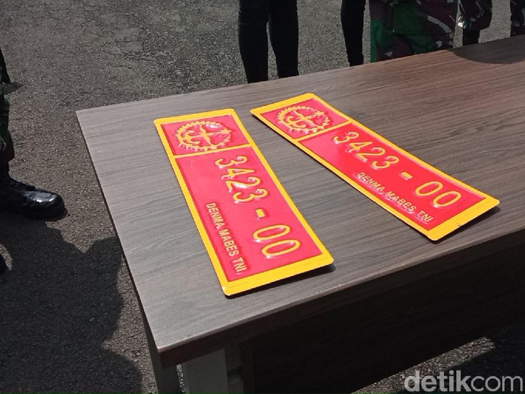 Wanita Bandung Beli Pelat Dinas TNI Palsu Seharga Rp 1,5 Juta Wanita Bandung Beli Pelat Dinas TNI Palsu Seharga Rp 1,5 Juta