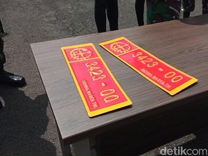 Wanita Bandung Beli Pelat Dinas TNI Palsu Seharga Rp 1,5 Juta Wanita Bandung Beli Pelat Dinas TNI Palsu Seharga Rp 1,5 Juta