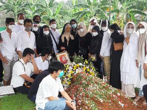 Jenazah Asmiar Yahya Dimakamkan Satu Liang Lahat dengan Suami Jenazah Asmiar Yahya Dimakamkan Satu Liang Lahat dengan Suami