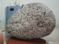 Batu Misterius Berukir Mirip Tulisan Ditemukan di Persawahan Klaten