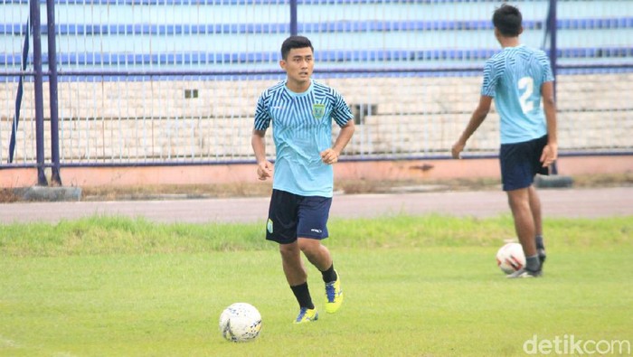Persela Lamongan eks gelandang Persija Jakarta. Adrianus Dwiki Arya Poernomo.