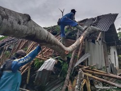 19 Rumah Rusak Diterjang Angin Kencang di Pangandaran
