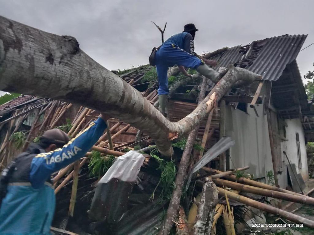 19 Rumah Rusak Diterjang Angin Kencang di Pangandaran 19 Rumah Rusak Diterjang Angin Kencang di Pangandaran