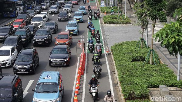 Potret Jalur Sepeda Jalan Sudirman yang Diserobot Pemotor