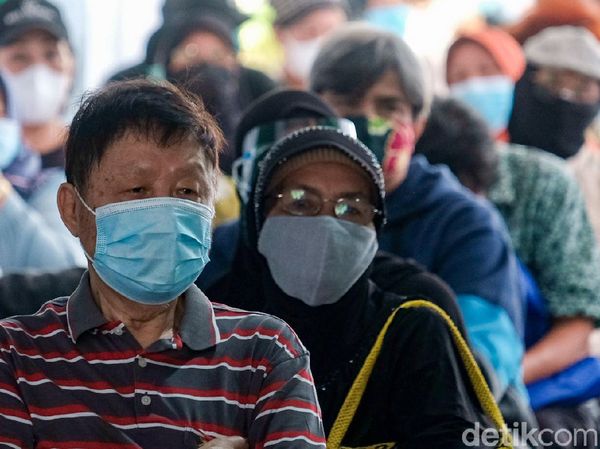 Tertibnya Vaksinasi COVID-19 untuk Lansia di BBPK Jakarta