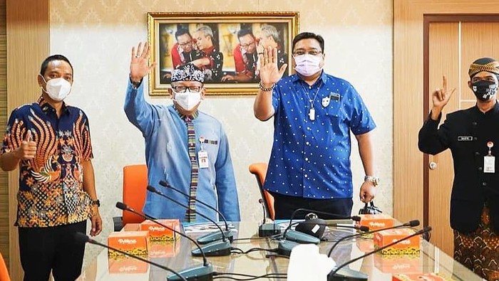 Foto Kadisporapar Jateng dan jajaran petinggi PT Mahesa Jenar saat penandatanganan MoU kembalinya PSIS Semarang ke Stadion Jatidiri.