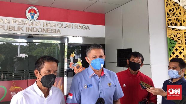 PSSI Bertemu Menpora Zainudin Amali Wakil Ketua PSSI Iwan Budianto, Sekjen PSSI Yunus Nusi, Direktur Teknik PSSI Indra Sjafri usai bertemu dengan Menpora Zainudin Amali di Kantor Kemenpora, Kamis (4/3).