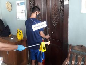 Anak Histeris Saat Rekonstruksi Pembunuhan 4 Orang Sekeluarga di Rembang Anak Histeris Saat Rekonstruksi Pembunuhan 4 Orang Sekeluarga di Rembang