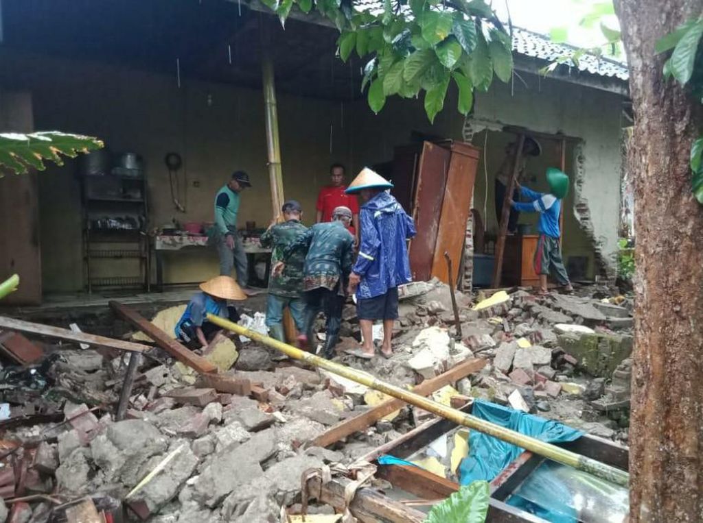 Diguyur Hujan Deras, 1 Rumah Warga di Ciamis Ambruk Diguyur Hujan Deras, 1 Rumah Warga di Ciamis Ambruk