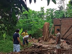 Bruk! Kakek yang Hidup Sendirian di Jepara Tertimpa Reruntuhan Rumah