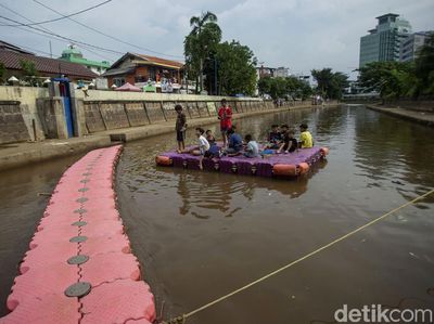 Saat Kali di Jakarta Jadi Tempat Bermain Anak-anak Ibu Kota