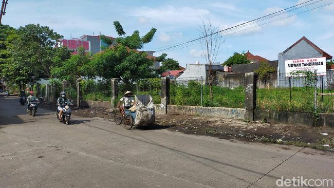 Jalan Nikel Raya Makassar Dibersihkan, 6 Truk Sampah Diangkut Jalan Nikel Raya Makassar Dibersihkan, 6 Truk Sampah Diangkut