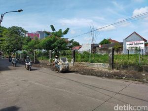Jalan Nikel Raya Makassar Dibersihkan, 6 Truk Sampah Diangkut