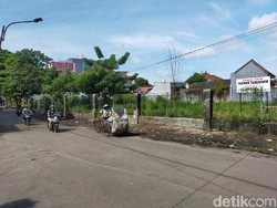 Jalan Nikel Raya Makassar Dibersihkan, 6 Truk Sampah Diangkut