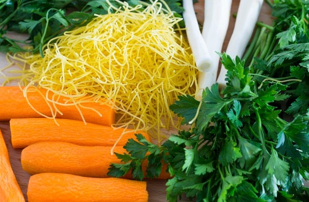 Sayuran juga mengandung beragam vitamin dan mineral, ini biasanya ditandai dengan ragam warna yang ada dalam berbagai variasi sayur-sayuran.