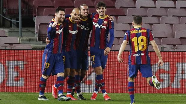 Soccer Football - Copa del Rey - Semi Final Second Leg - FC Barcelona v Sevilla - Camp Nou, Barcelona, Spain - March 3, 2021 Barcelona's Martin Braithwaite celebrates scoring their third goal with teammates REUTERS/Albert Gea