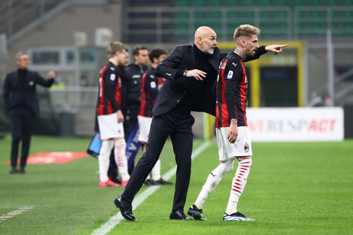 MILAN, ITALY - MARCH 03: Stefano Pioli, Manager of Milan gives instructions to Samu Castillejo during the Serie A match between AC Milan  and Udinese Calcio at Stadio Giuseppe Meazza on March 03, 2021 in Milan, Italy. Sporting stadiums around Italy remain under strict restrictions due to the Coronavirus Pandemic as Government social distancing laws prohibit fans inside venues resulting in games being played behind closed doors. (Photo by Marco Luzzani/Getty Images)
