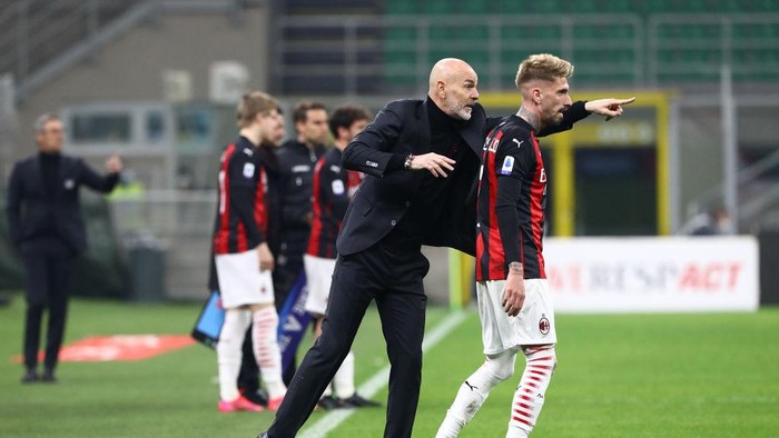 MILAN, ITALY - MARCH 03: Stefano Pioli, Manager of Milan gives instructions to Samu Castillejo during the Serie A match between AC Milan  and Udinese Calcio at Stadio Giuseppe Meazza on March 03, 2021 in Milan, Italy. Sporting stadiums around Italy remain under strict restrictions due to the Coronavirus Pandemic as Government social distancing laws prohibit fans inside venues resulting in games being played behind closed doors. (Photo by Marco Luzzani/Getty Images)