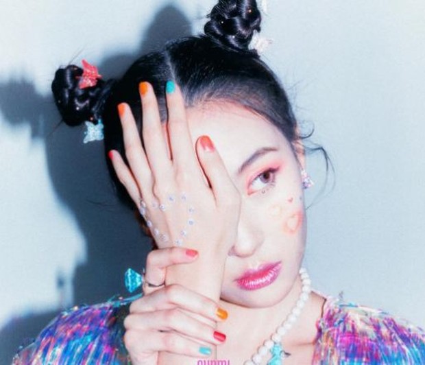 Sunmi untuk poster single Noir yang dirilis pada Maret 2019.