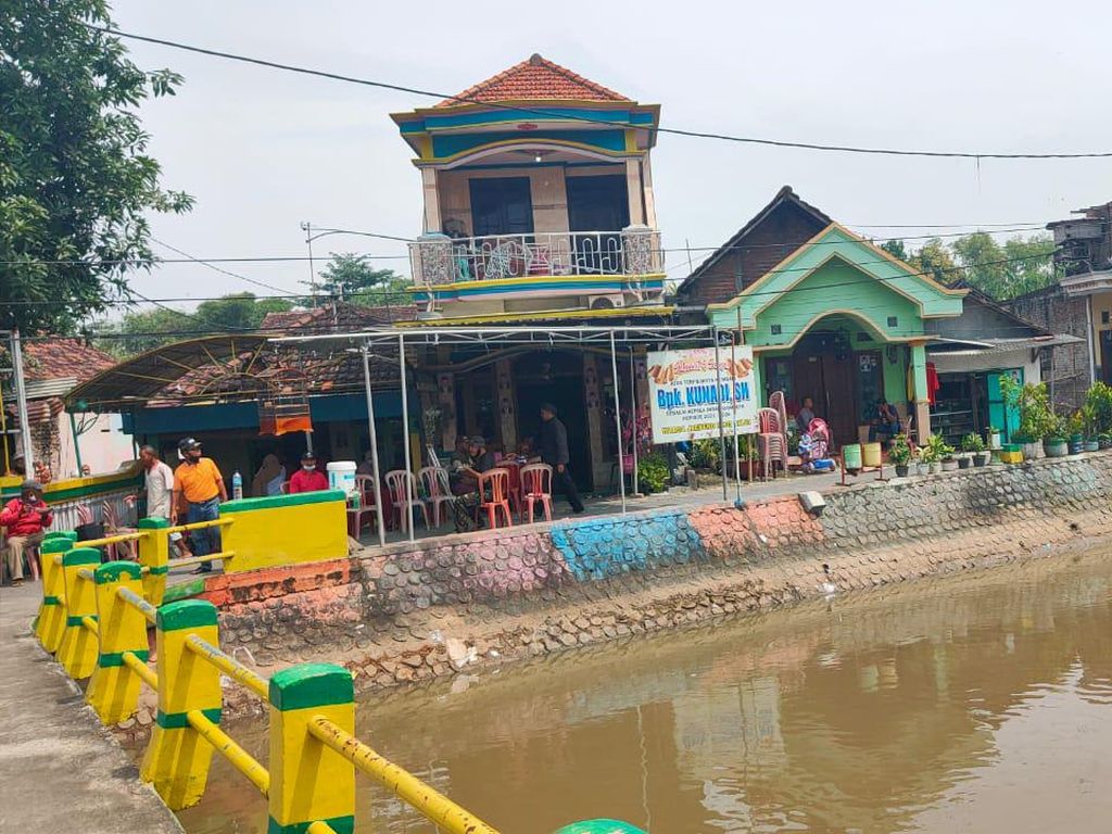 Tasyakuran Kades Terpilih di Sidoarjo Dibubarkan Polisi Tasyakuran Kades Terpilih di Sidoarjo Dibubarkan Polisi
