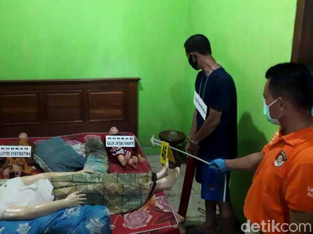 Haru Biru Saat Rekonstruksi Pembunuhan 4 Orang Sekeluarga di Rembang