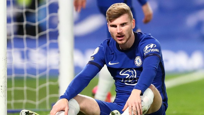LONDON, ENGLAND - FEBRUARY 28: Timo Werner of Chelsea reacts after missing a chance during the Premier League match between Chelsea and Manchester United at Stamford Bridge on February 28, 2021 in London, England. Sporting stadiums around the UK remain under strict restrictions due to the Coronavirus Pandemic as Government social distancing laws prohibit fans inside venues resulting in games being played behind closed doors. (Photo by Clive Rose/Getty Images)