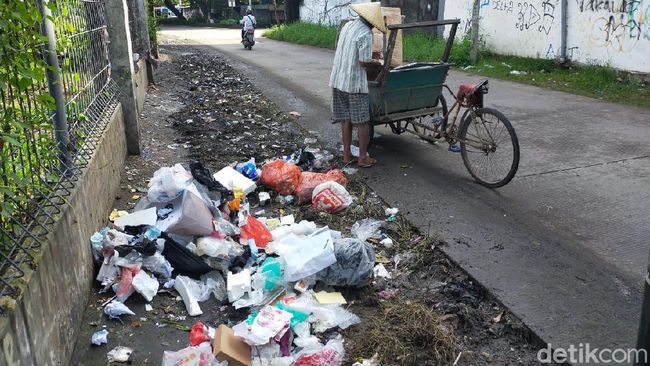Baru Dibersihkan, Jalan Nikel Raya Makassar Kembali Dikotori Sampah Warga Baru Dibersihkan, Jalan Nikel Raya Makassar Kembali Dikotori Sampah Warga