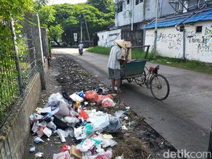 Baru Dibersihkan, Jalan Nikel Raya Makassar Kembali Dikotori Sampah Warga